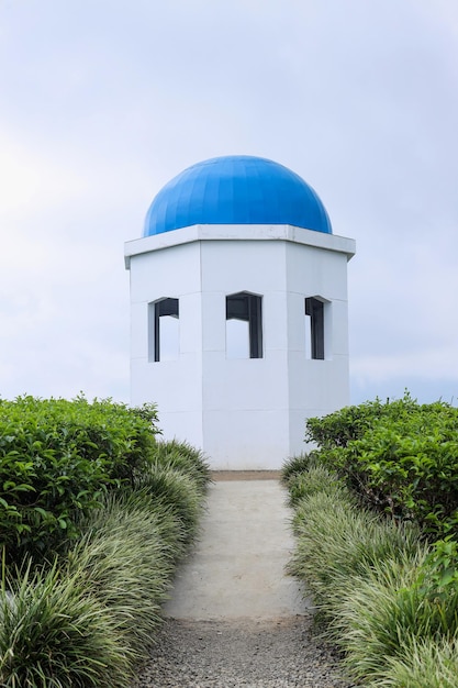 Edificio bianco estetico con cupola blu