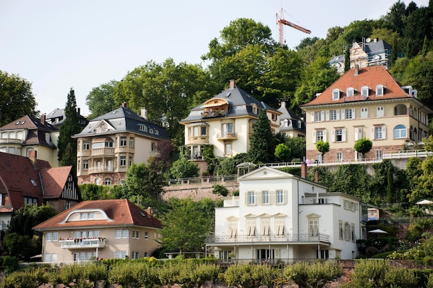 Edificio classico e moderno per le persone che vivono sul lungofiume del fiume Neckar vicino a piazza Heidelberger e al castello di Heidelberg il 27 agosto 2017 a Heidelberg Germania
