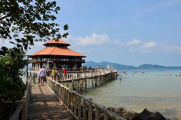 Edificio classico porto banchina e passerella in legno ponte sull'isola di Koh Chang nel Golfo di Thailandia per i thailandesi e i viaggiatori stranieri a piedi viaggio visita riposo relax il 28 maggio 2011 a Trat Thailandia