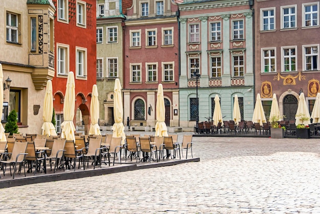 Edificio colorato del mercato storico della città vecchia a Poznan