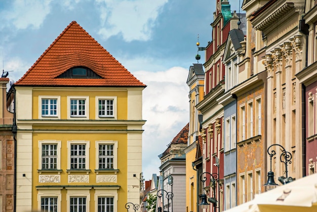 Edificio colorato del mercato storico della città vecchia a Poznan