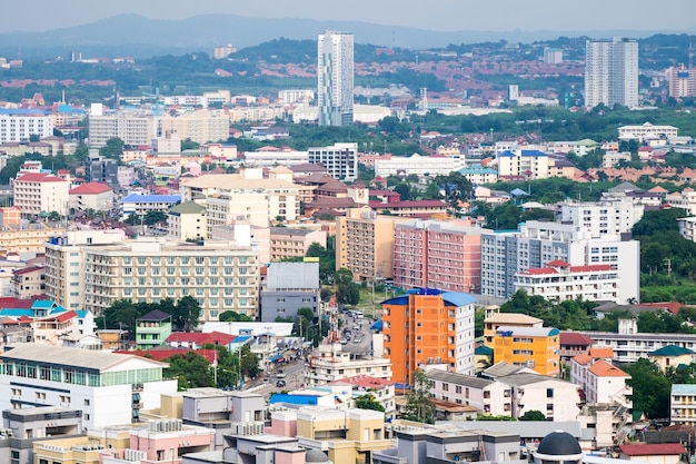 Edificio commerciale del centro affollato a Pattaya