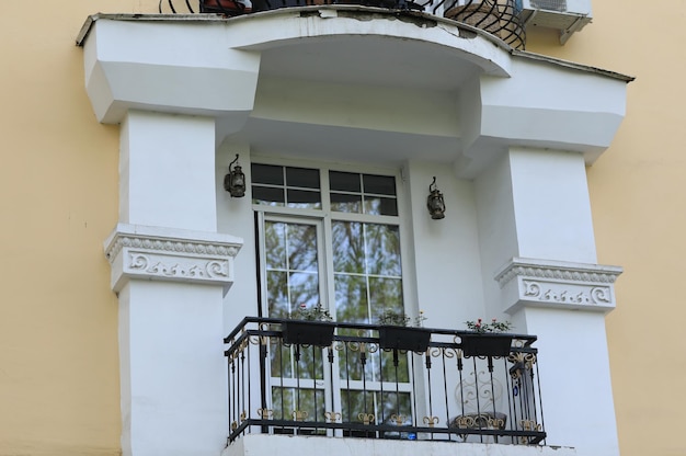 edificio con balcone vintage in fiori