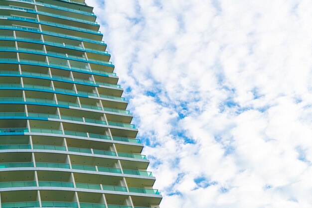 edificio con cielo nuvoloso e copia spazio