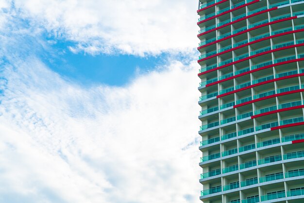 edificio con cielo nuvoloso e copia spazio