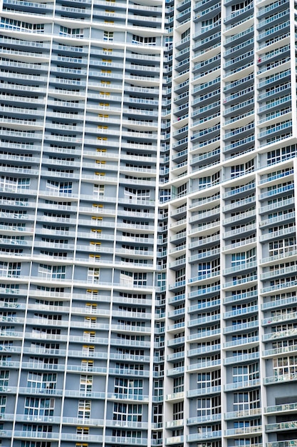 Edificio con finestre su sfondo grigio facciata a Miami, Stati Uniti d'America. Costruzione, ristrutturazione e concetto di design. Architettura e immobiliare. Sfondo astratto