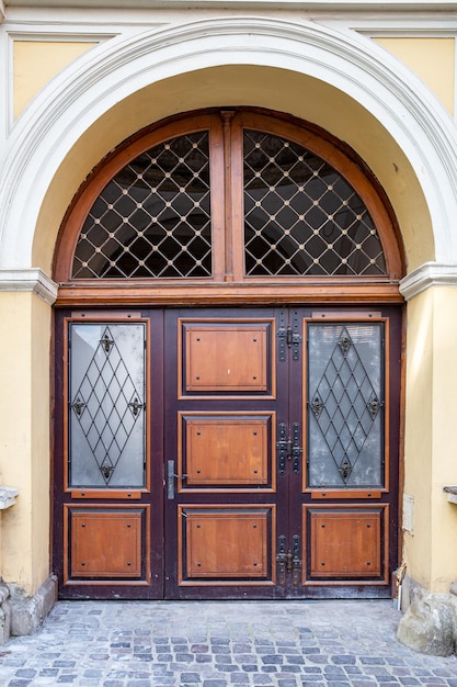 Edificio con moderna porta d'ingresso