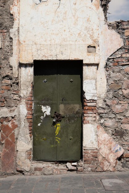 Edificio con una porta rotta e un cartello che dice la parola queretaro mexico