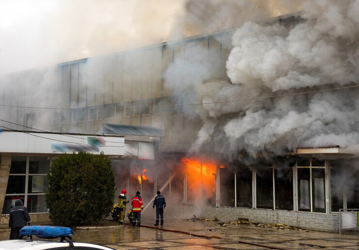 Edificio coperto di fuoco e fumo forte. Situazione pericolosa