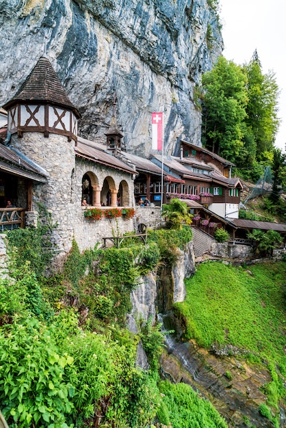 Edificio d&#39;ingresso alle grotte di St. Beatues nel canton Berna