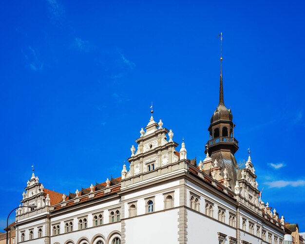 Edificio decorato con torre sulla piazza del Municipio di Rotovz a Maribor, Bassa Stiria, Slovenia