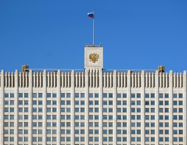 Edificio del governo della Federazione Russa con una bandiera sventolante sopra la vista frontale del tetto