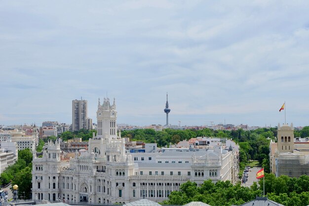 Edificio del municipio di Madrid dal tetto durante il giorno