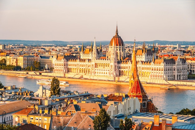 Edificio del Parlamento a Budapest con fantastico cielo perfetto e riflesso nell'acqua calma fiume Danubio skyline della città a Fisherman Bastion Gate