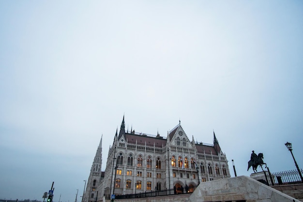 Edificio del parlamento di Budapest con la statua del conte Gyula Andrassy a cavallo