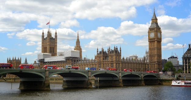 Edificio del Parlamento su un ponte