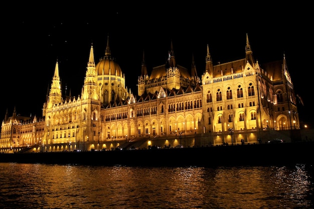 Edificio del Parlamento ungherese di notte, Budapest, Ungheria