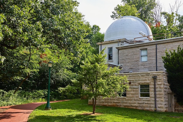 Edificio dell'Osservatorio del Campus nella foresta dell'Università dell'Indiana