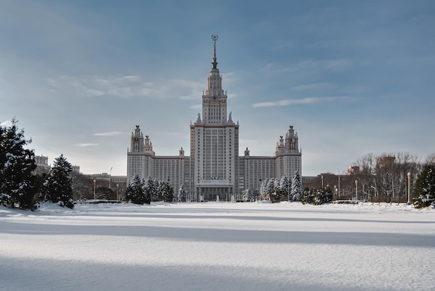 Edificio dell'Università di Mosca in inverno