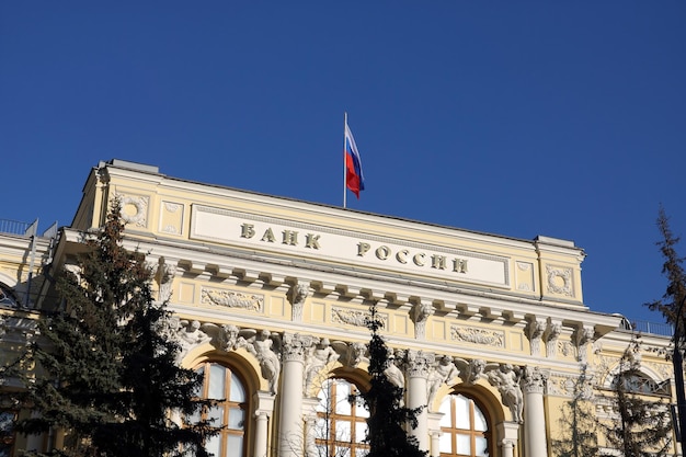 Edificio della Banca Centrale di Russia a Mosca con bandiera sulla parte superiore dell'edificio sotto chiaro s