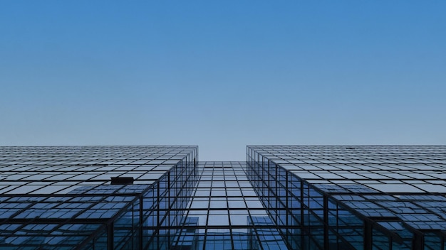 Edificio di vetro sotto il cielo azzurro