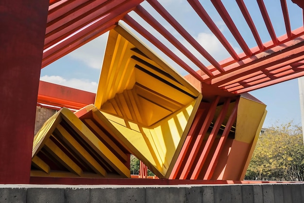 Edificio geometrico rosso e giallo