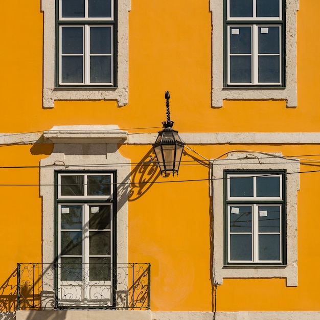 Edificio giallo con finestre bianche