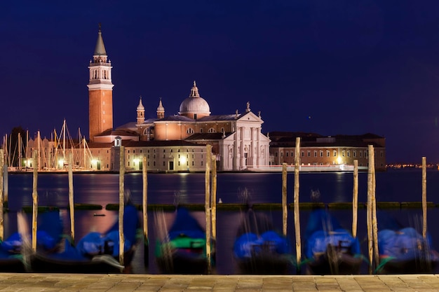 Edificio illuminato contro il cielo notturno