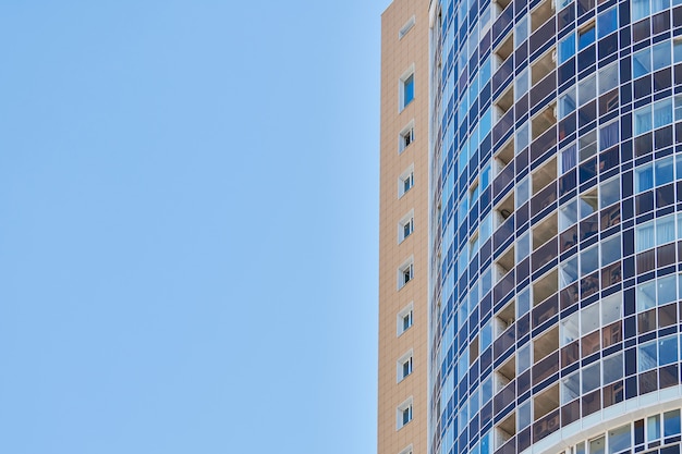 Edificio in affitto con cielo blu