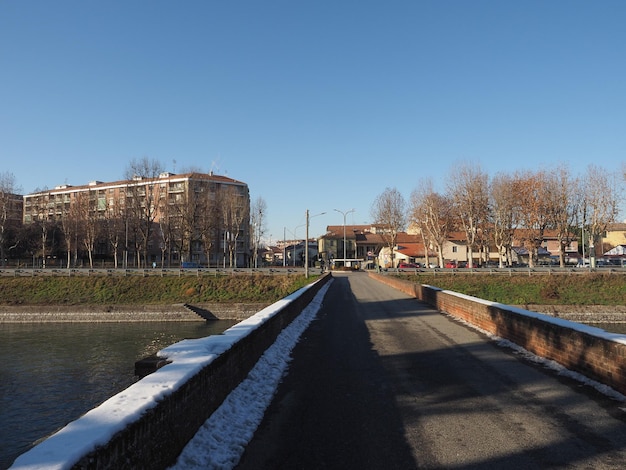 Edificio in apertura del canale Cavour a Chivasso