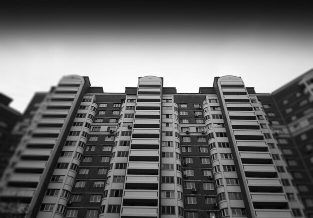 Edificio in bianco e nero sullo sfondo di Mosca