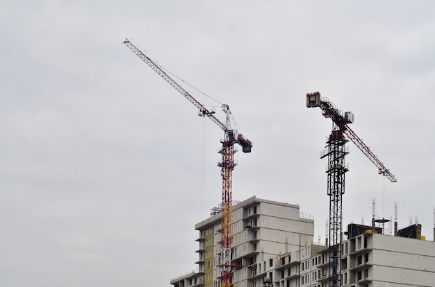 Edificio in costruzione con gru