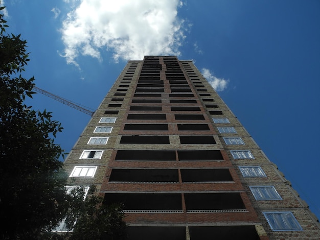 Edificio in costruzione contro il cielo blu