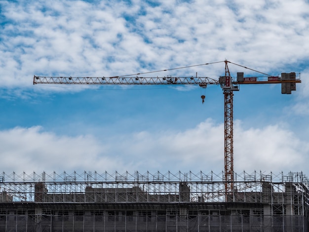 Edificio in costruzione, gru e grattacielo