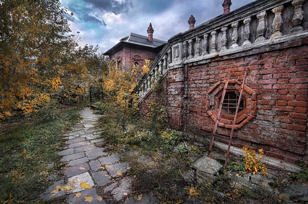 Edificio in mattoni di camere in Krutitsky Podvorie a Mosca in una soleggiata giornata autunnale