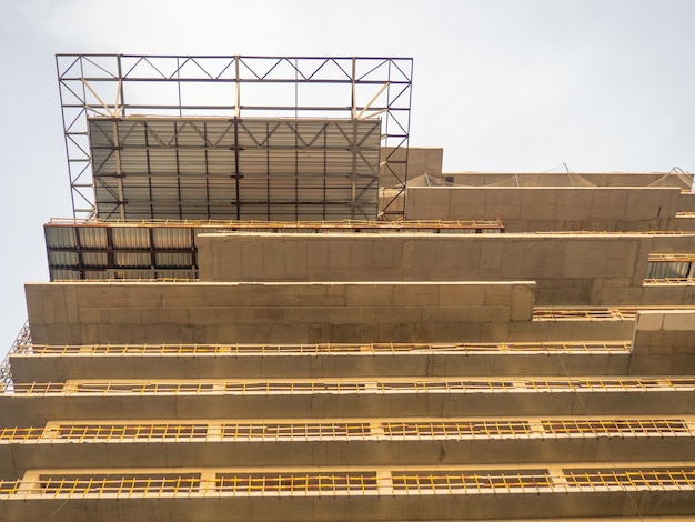 Edificio in piedi dal basso verso l'alto Ascensore in un cantiere Edilizia Area per la ricezione delle merci