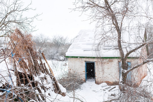 Edificio in rovina coperto di neve