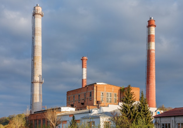 Edificio industriale in mattoni con tubi alti