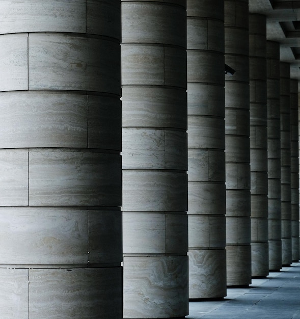 Edificio moderno con colonne in fila