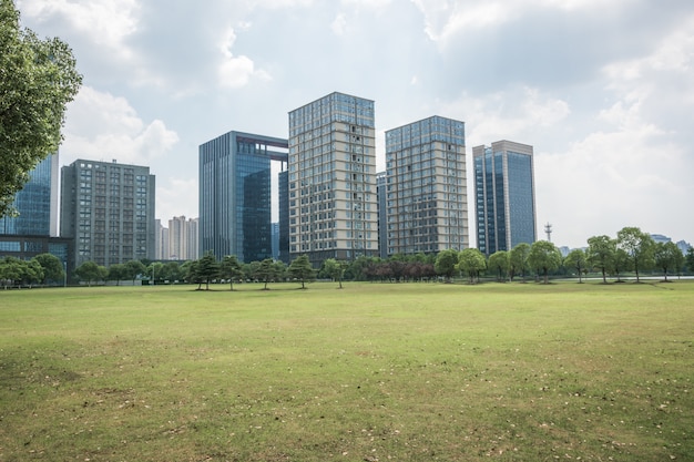 Edificio moderno dietro il prato