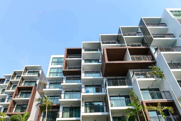 Edificio moderno e bellissimo resort di lusso dell'hotel e cielo blu nella città di Pattaya, Thailandia