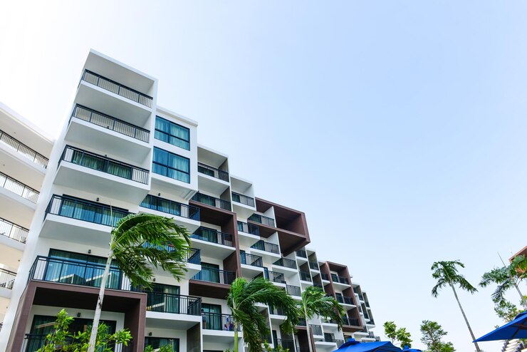Foto edificio moderno e bellissimo resort di lusso dell'hotel e cielo blu nella città di pattaya, thailandia