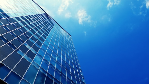 Edificio moderno grattacielo ufficio con cielo blu