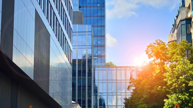 Edificio moderno in vetro con sfondo azzurro del cielo Vista e dettagli di architettura Astratto urbano