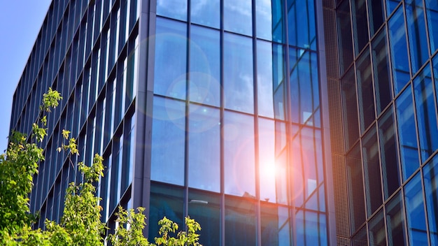 Edificio moderno in vetro con sfondo azzurro del cielo Vista e dettagli di architettura Astratto urbano