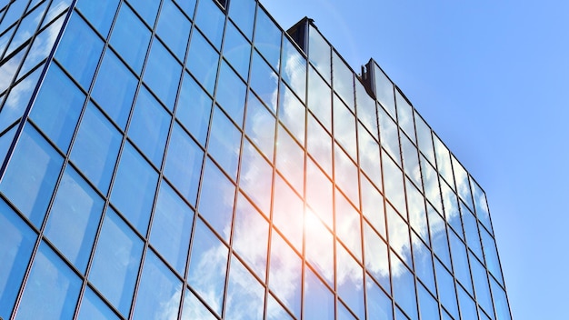 Edificio moderno in vetro con sfondo azzurro del cielo Vista e dettagli di architettura Astratto urbano