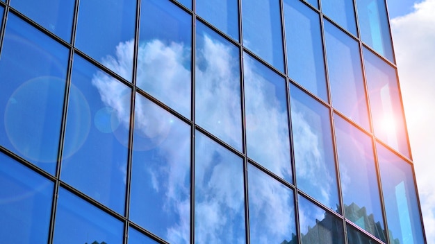 Edificio moderno in vetro con sfondo azzurro del cielo Vista e dettagli di architettura Astratto urbano