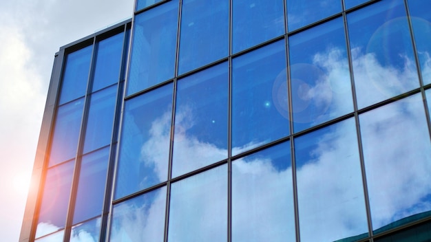 Edificio moderno in vetro con sfondo azzurro del cielo Vista e dettagli di architettura Astratto urbano