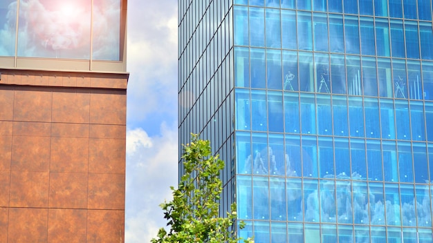 Edificio moderno in vetro con sfondo azzurro del cielo Vista e dettagli di architettura Astratto urbano