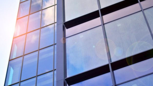 Edificio moderno in vetro con sfondo azzurro del cielo Vista e dettagli di architettura Astratto urbano